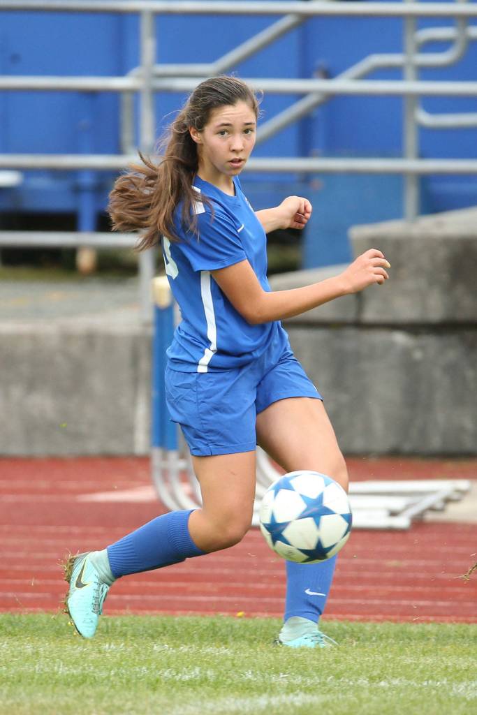 Kelly Murnane pushes the ball ahead.(Photo by John Fisken)