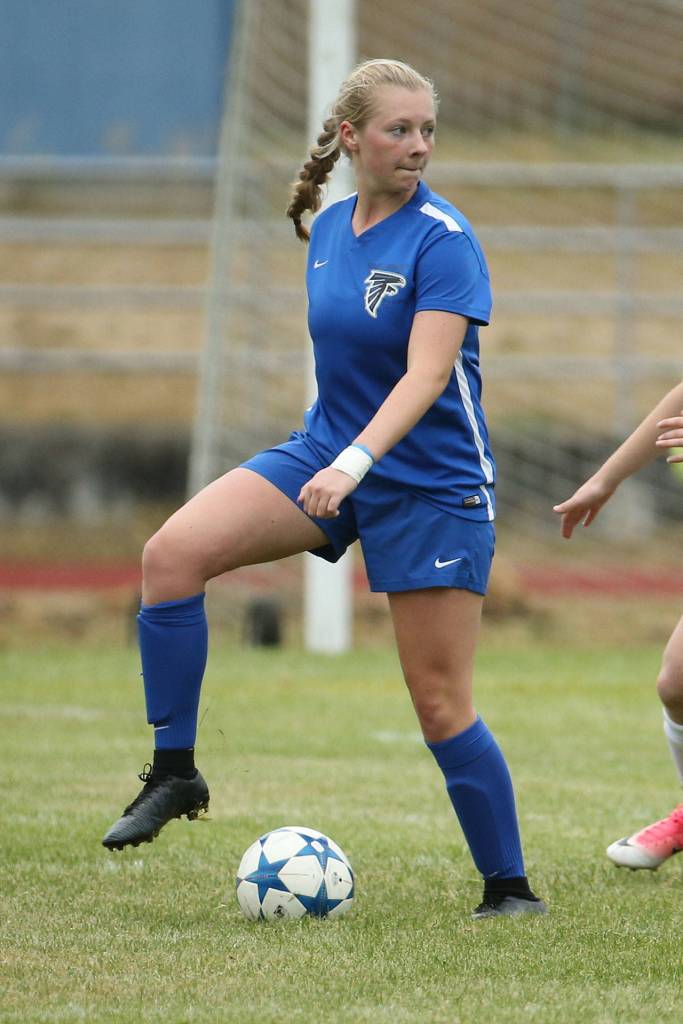 Maddy Drye controls the ball and looks for a teammate.(Photo by John Fisken)