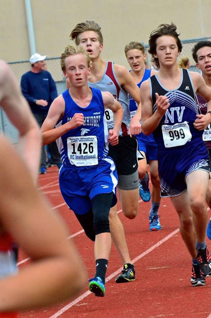 Thomas Simms (1426) sprints down the home stretch.(Photo by Karen Swegler)