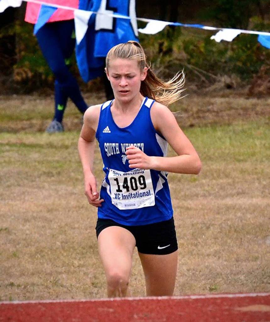 Kaia Swegler Richmond runs up to the track for the final 300 meters Saturday. (Photo by Karen Swegler)