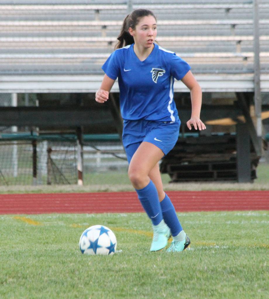 Kelly Mernane looks to an open teammate.(Photo by Jim Waller/Whidbey News-Times)