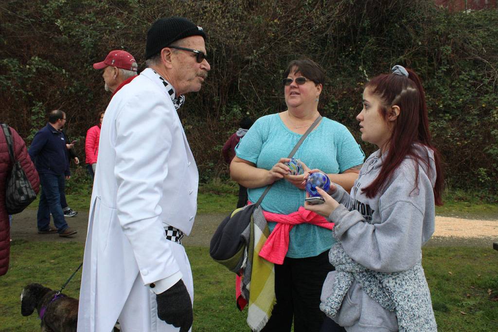 Langley Mayor Tim Callison talks with Oak Harbor residents Becky and JoJo Harless, who drove in for breakfast, followed by the float scramble.