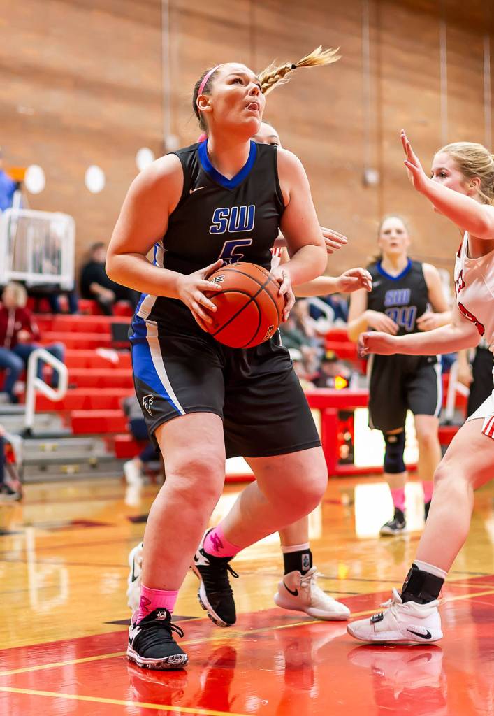 Lexi Starets-Foote prepares to power to the hoop.(Photo by John Fisken)