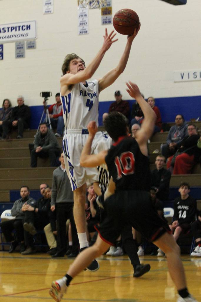 Nick Young goes to the hoop over Coupevilles Sean Toomey-Stout.(Photo by Jim Waller/ South Whidbey Record)
