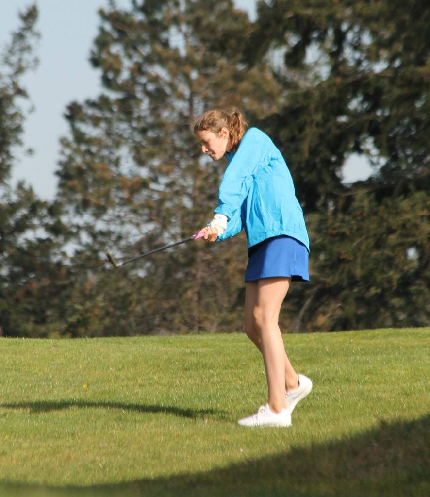 Marbella Pierce aims for the pin.(Photo by Jim Waller/South Whidbey Record)