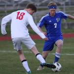 Eli Waldron (7) challenges Coupevilles Sage Downes.(Photo by Matt Simms)