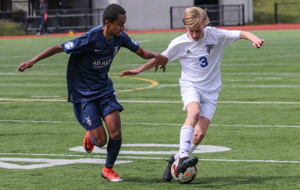Thomas Simms, right, takes possession for the Falcons.(Photo by Matt Simms)