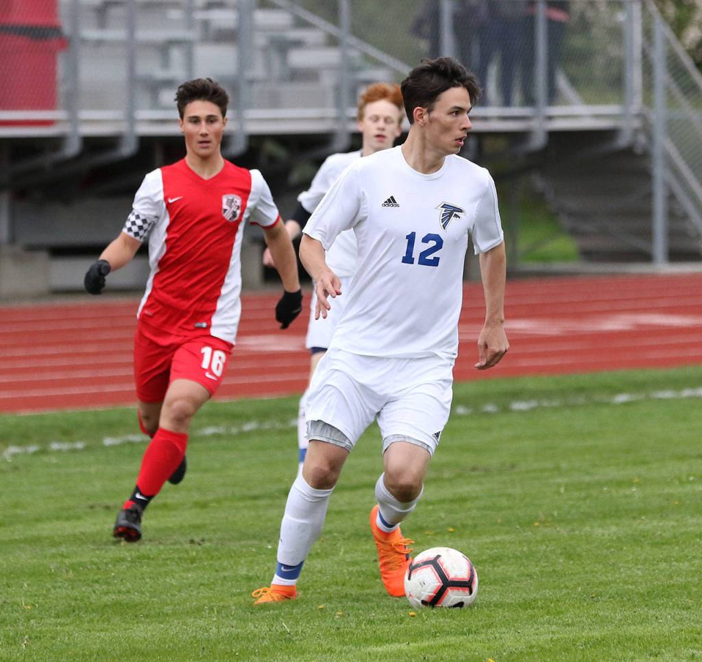 Nevin Daniels looks for an open teammate.(Photo by John Fisken)