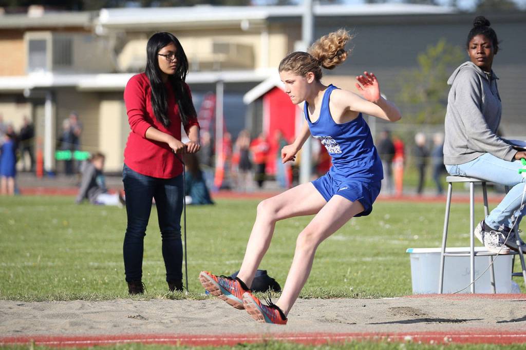 Photos: Cougars win 3-team meet / Middle school track