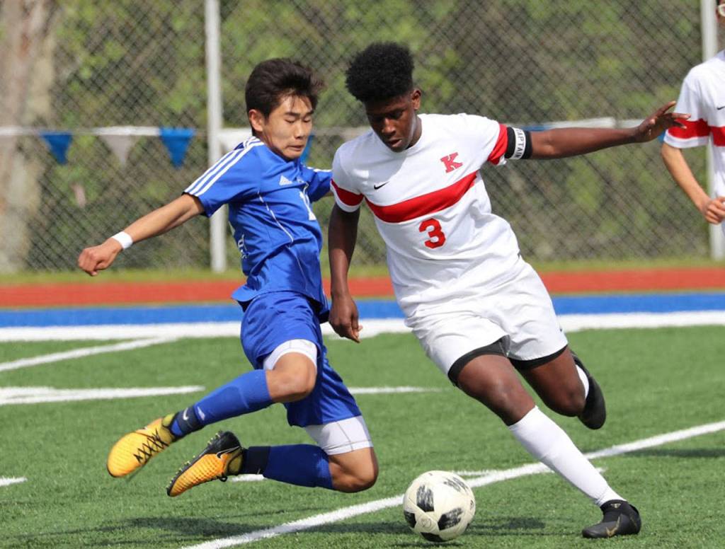 Graham Colar, left, battles Kings Christian Engmann. (Photo by Matt Simms)