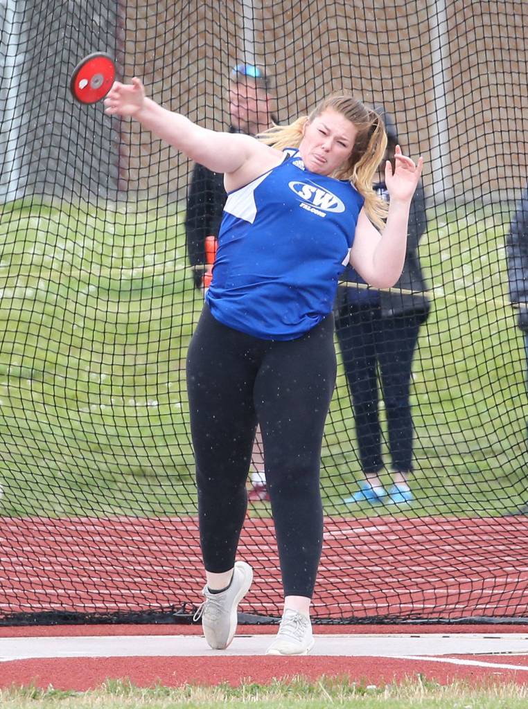 Lexi Starets-Foote launches the discus.(Photo by John Fisken)