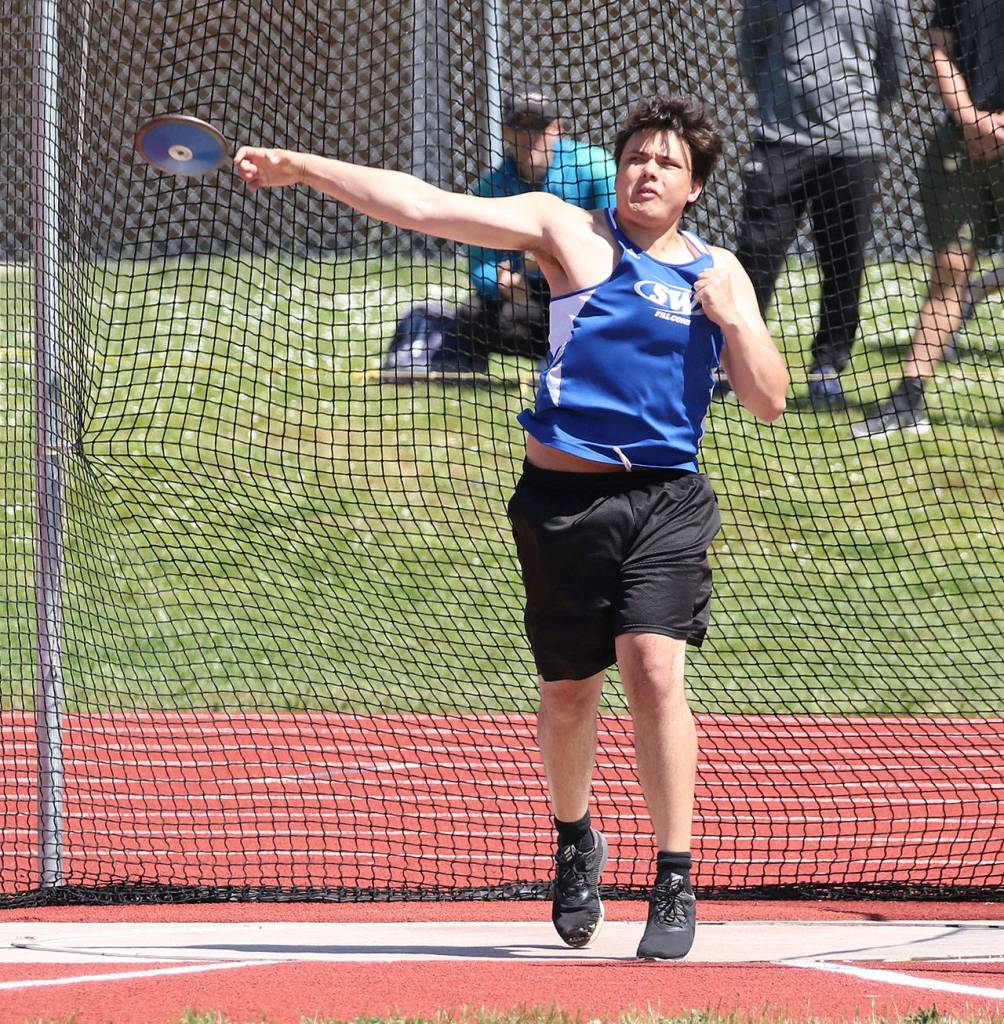 Dylan Davis earns ninth place in the discus.(Photo by John Fisken)