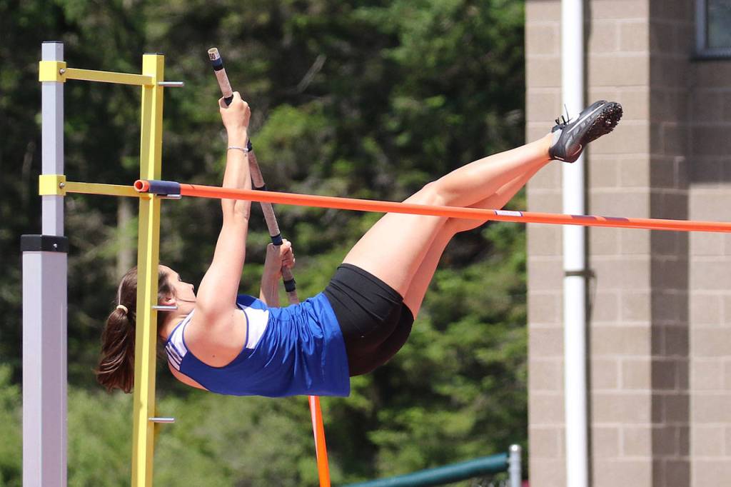 Leanne Robbins flies to ninth in the pole vault.(Photo by John Fisken)