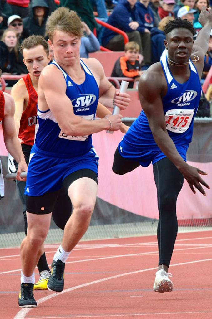 Bodie Hezel eyes the lane line after receiving the baton from Carl Henri Chapman.(Photo by Karen Swegler)