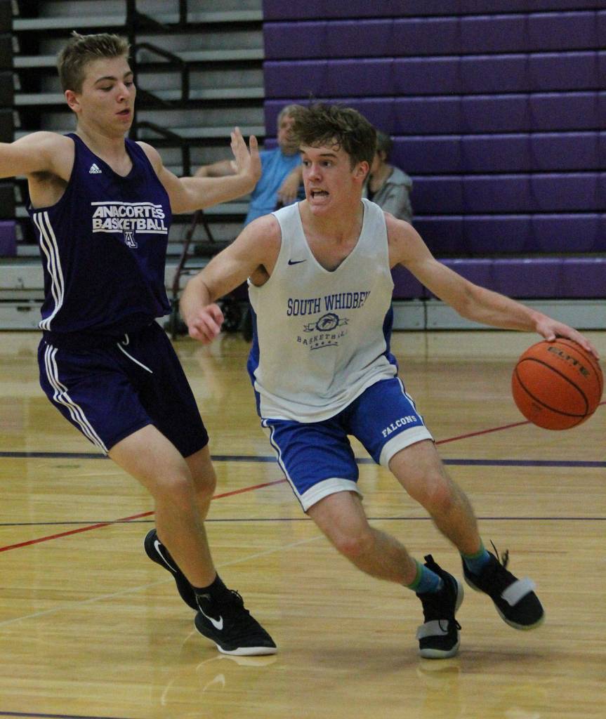 Nick Young attacks the baseline against the Seahawks.(Photo by Jim Waller/South Whidbey Record)