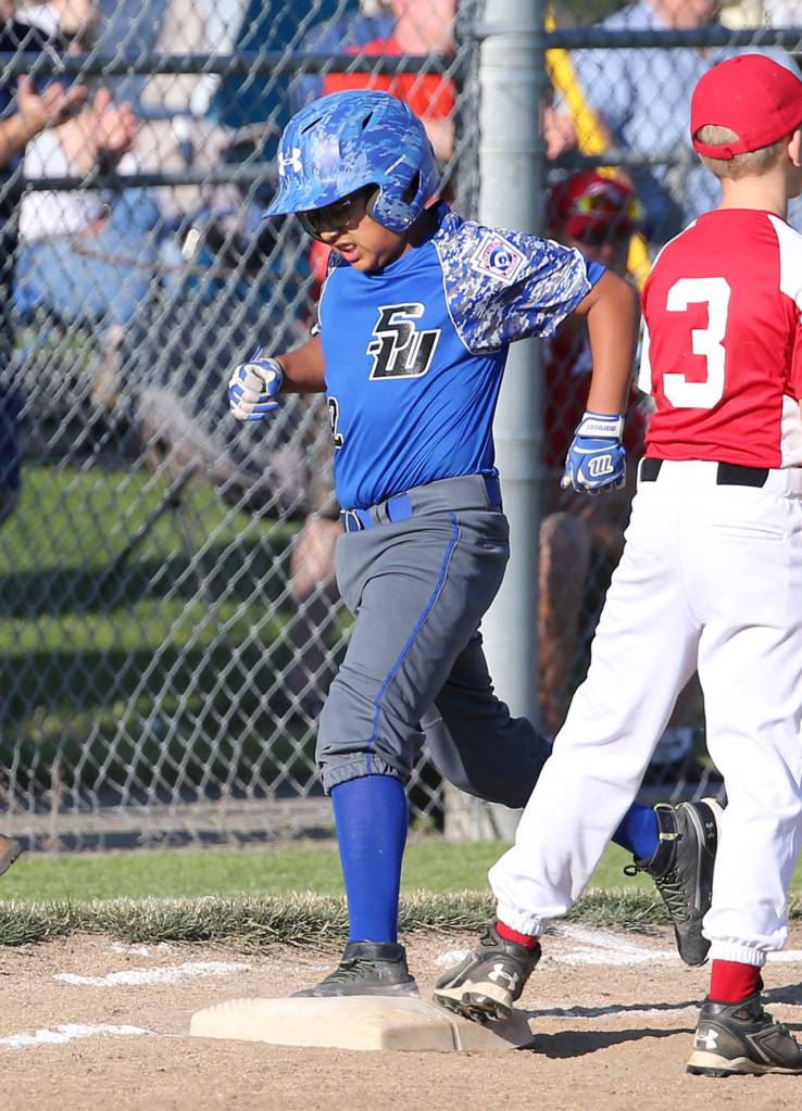 Josh Warren hustles to first base.(Photo by John Fisken)