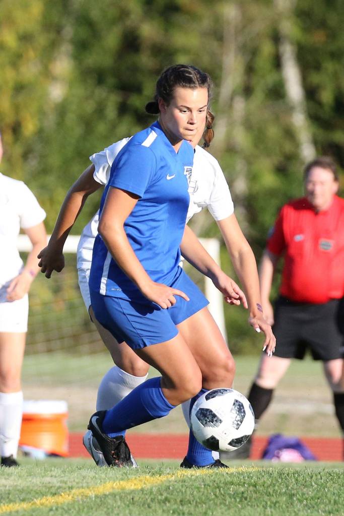 Alison Papritz dribbles up field.(Photo by John Fisken)