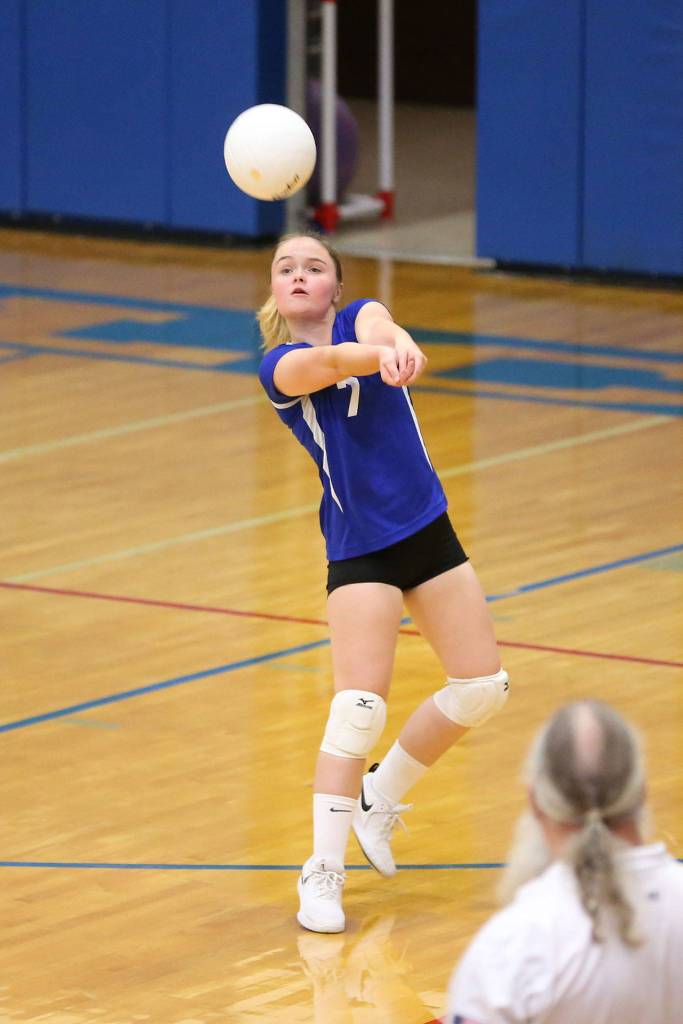 Alyssa Johnson gets the offense going with a pass.(Photo by John Fisken)