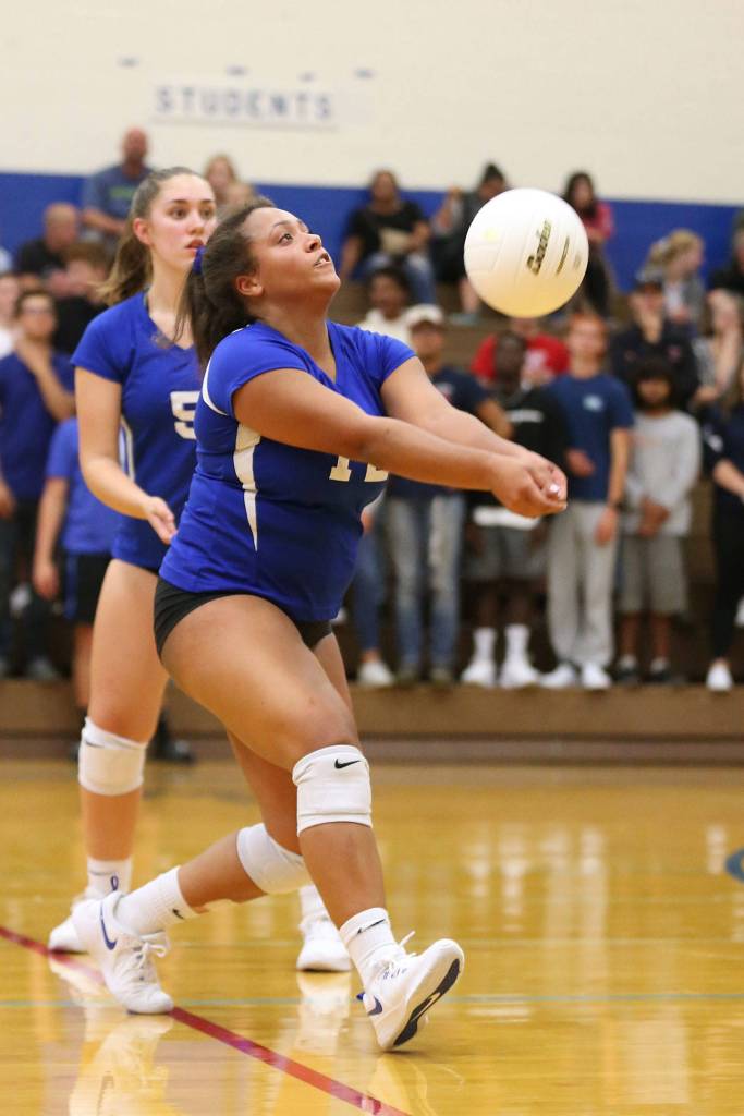Maya Tschetter passes to set up a teammate.(Photo by John Fisken)