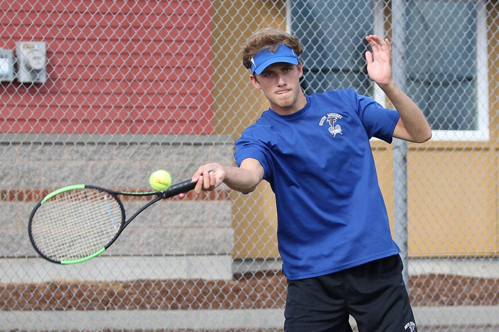 Levi Buck returns a shot on the way to winning the first singles match.(Photo by John Fisken)