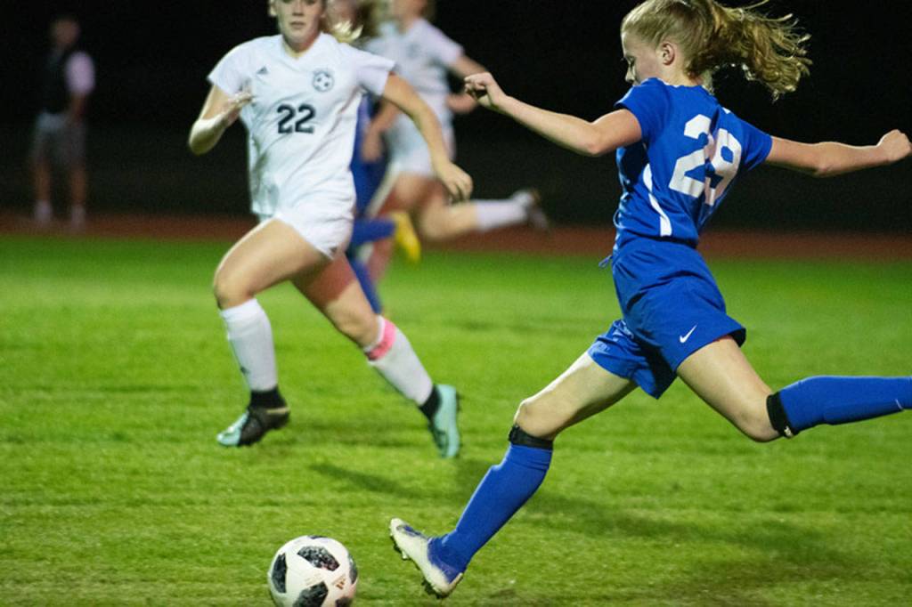 Elizabeth Haines fires a shot against Sultan.(Photo by Paul Lien)