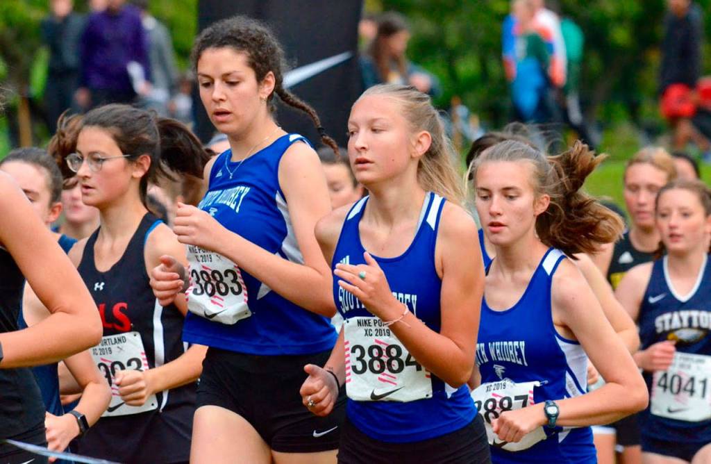 Flannery Friedman, Laila Gmerek and Natalie Rodriguez run together early in the race.(Photo by