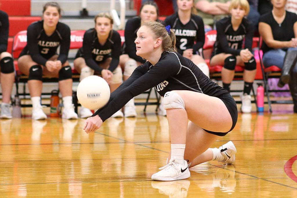 Emma Hodson dips for a dig.(Photo by John Fisken)