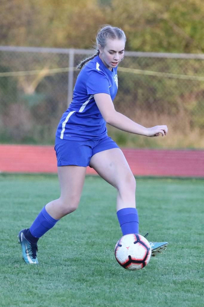 Syndey Ollis takes possession against Coupeville.(Photo by John Fisken)