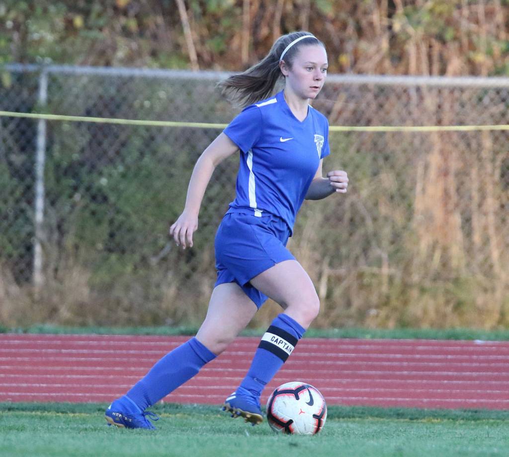 Mallory Drye looks for an open teammate in Tuesdays match.(Photo by John Fisken)