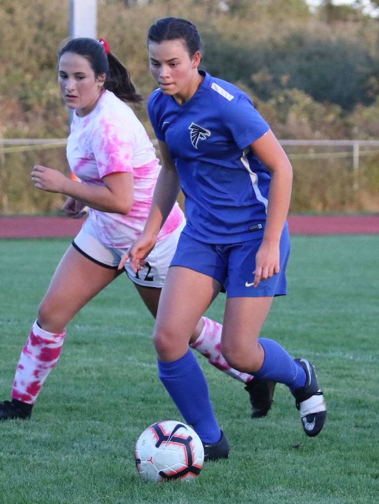 Alison Papritz sets up the Falcon offense.(Photo by John Fisken)