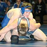 Falcons fall in home match / Wrestling