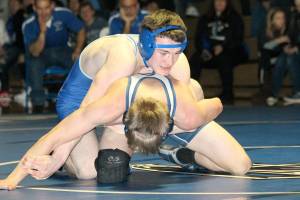 Falcons fall in home match / Wrestling