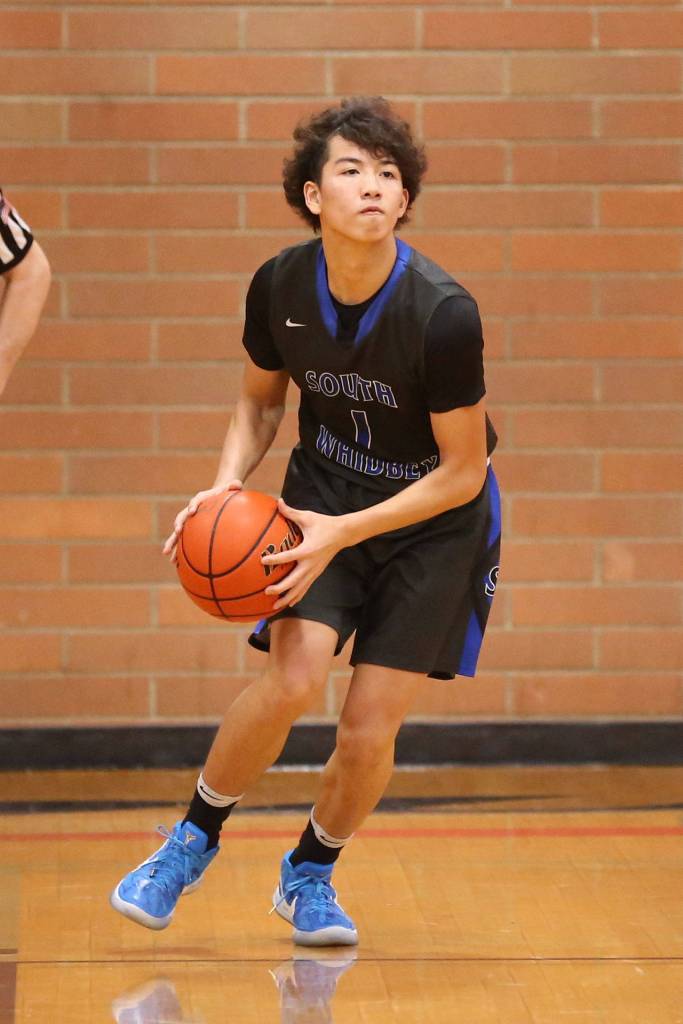 Jacob Ng prepares to lead the fast break with a long pass.(Photo by John Fisken)