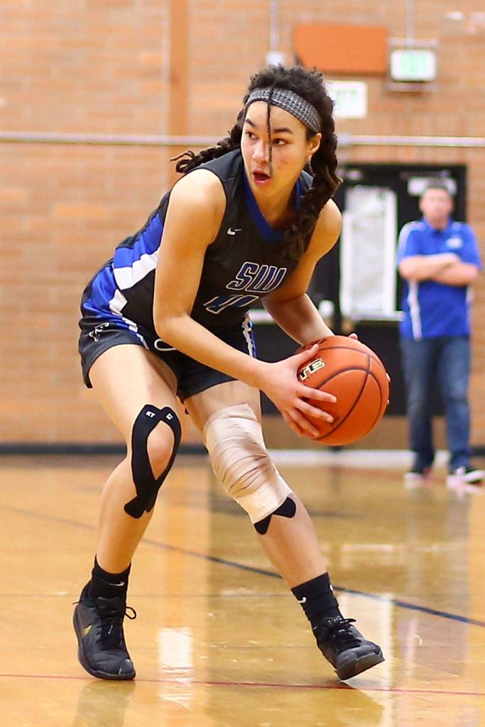 Simone White looks for an open teammate. (Photo by John Fisken)