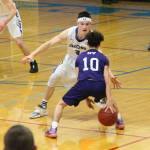 Dexter Jokinen defends Nooksack Valleys Matt Pratt. (Photo by Jim Waller/South Whidbey Record)