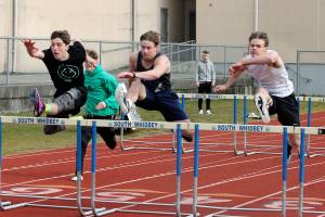 Falcons hold intrasquad meet / Track