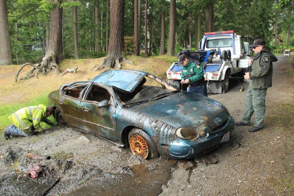 Submerged car pulled from Whidbey lake