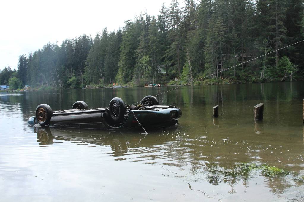 Submerged car pulled from Whidbey lake