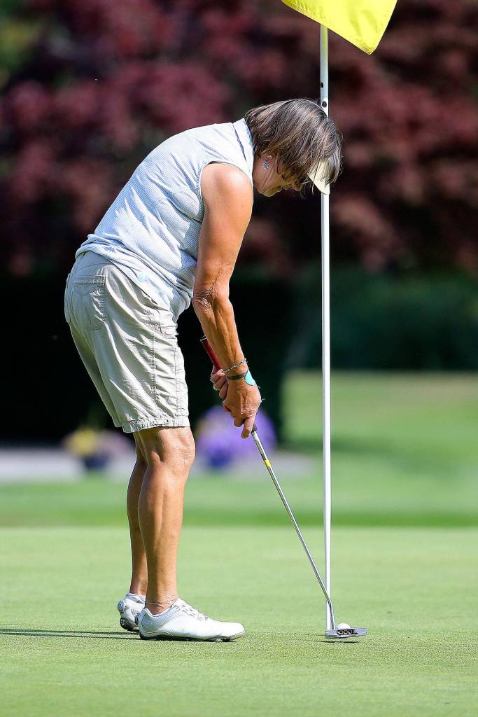 Pam Smith taps in a putt. (Photo by John Fisken)
