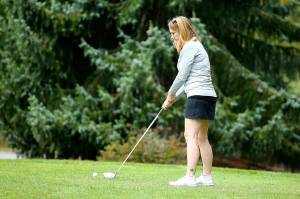 Konni Smith sizes up her next shot. (Photo by John Fisken)