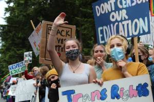 Annie Philp, center, leads student counter-protesters. (Photo by Karina Andrew/Whidbey News-Times)