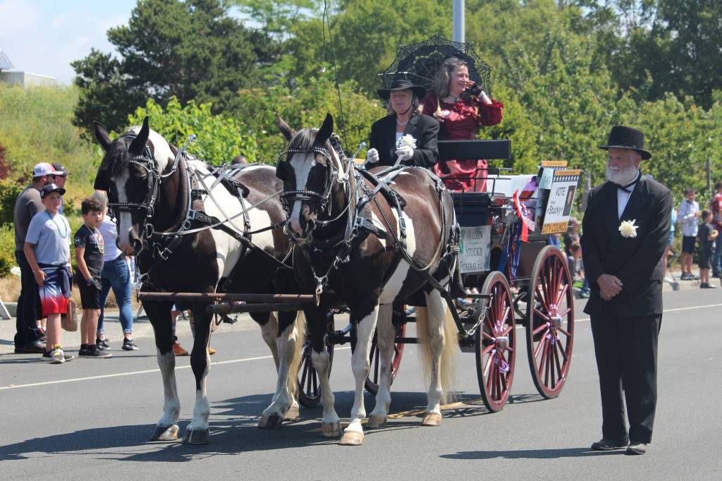 A horse-drawn carriage trots down the parade line. (Photo by Karina Andrew/Whidbey News-Times)
