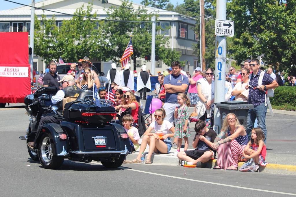 The crowd watches the parade pass by. (Photo by Karina Andrew/Whidbey News-Times)