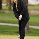 Photo by John Fisken
Senior Bella Pierce aims a putt.
