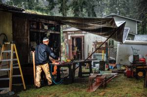 Crazy weather didnt prevent Hearts Hammers volunteers from working to help a neighbor. (Photo by David Welton)