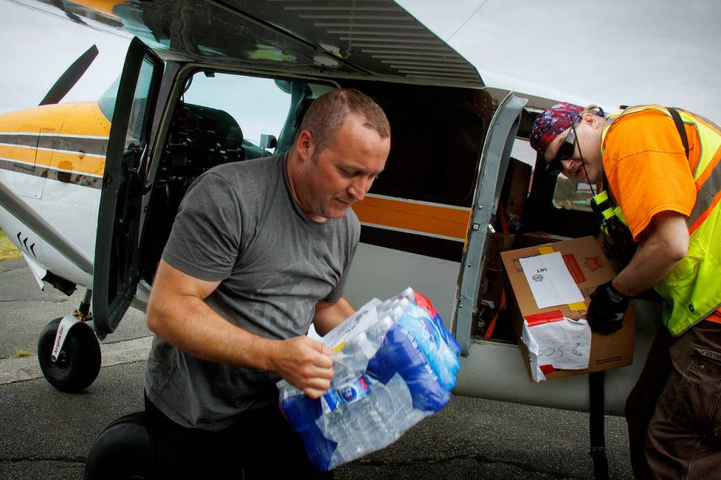 Bryan Painter unload his plane. (Photo By David Welton)