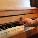 Though arthritis has kept Virginia from playing for the past few years, she still managed a few cheerful lines of the ragtime classic, Entertainer. (Photo by Karina Andrew)