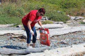 Photos by Karina Andrew/Whidbey News-Times
Kacie Dominici cleans up trash at Ebeys Landing Aug. 30.