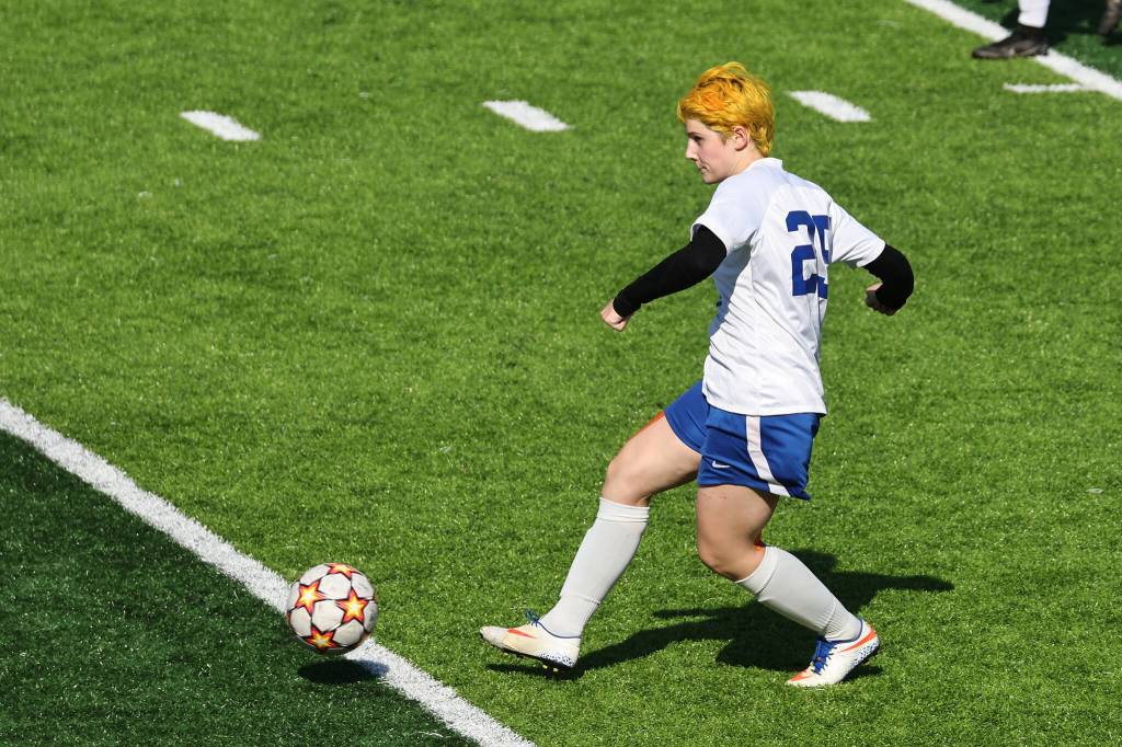 Photo by John Fisken
Senior Sage Callahan, a midfielder for South Whidbey, chases a ball.