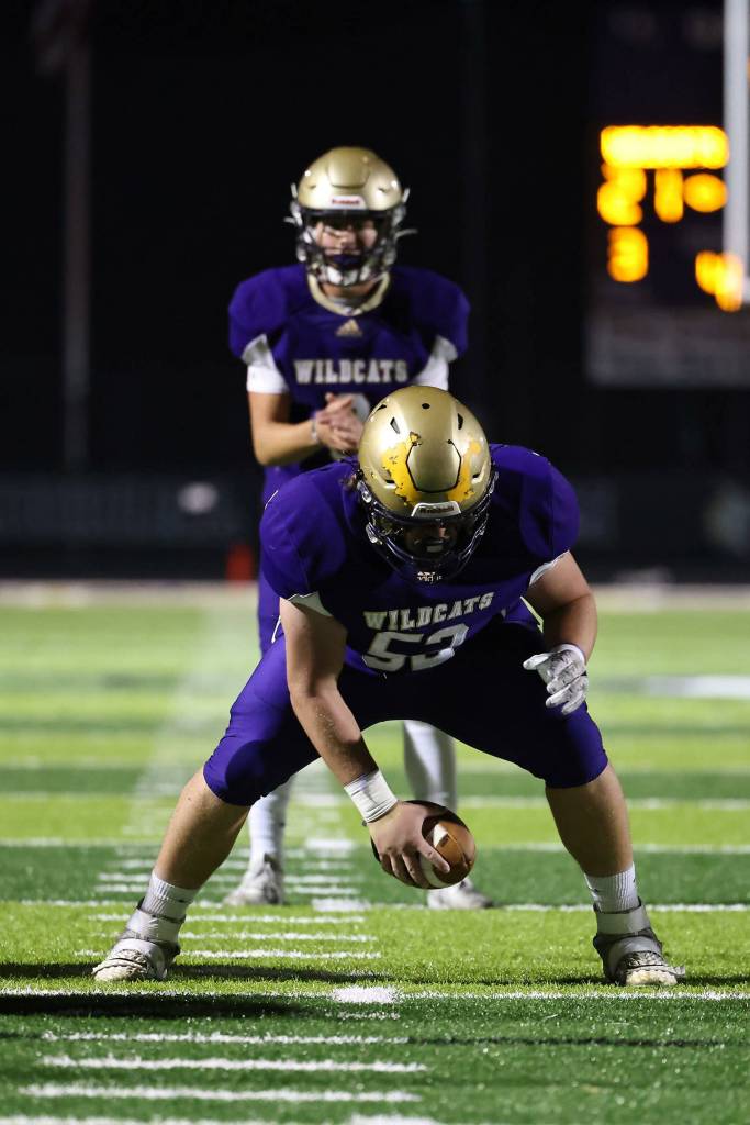 Photo by John Fisken
Oak Harbor senior Trey Louis snapping the ball to junior Parker Anderson during the game on Friday. Oak Harbor defeated Mt. Vernon 35-6.